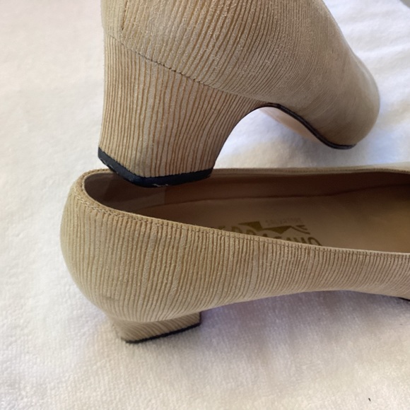 SALVATORE FERRAGAMO Beige Tan closed toe 1" kitten heel sz 7.5 VTG feel shoe - Picture 10 of 14